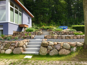 Treppe mit Trockenmauer